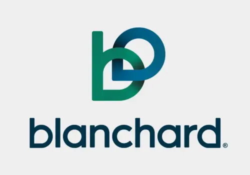 Das Blanchard-Logo zeigt ein stilisiertes kleines „b“ und „d“, die in Grün und Blau ineinander verschlungen sind, über dem Wort „Blanchard“ in fetten, dunkelblauen Kleinbuchstaben auf hellem Hintergrund.