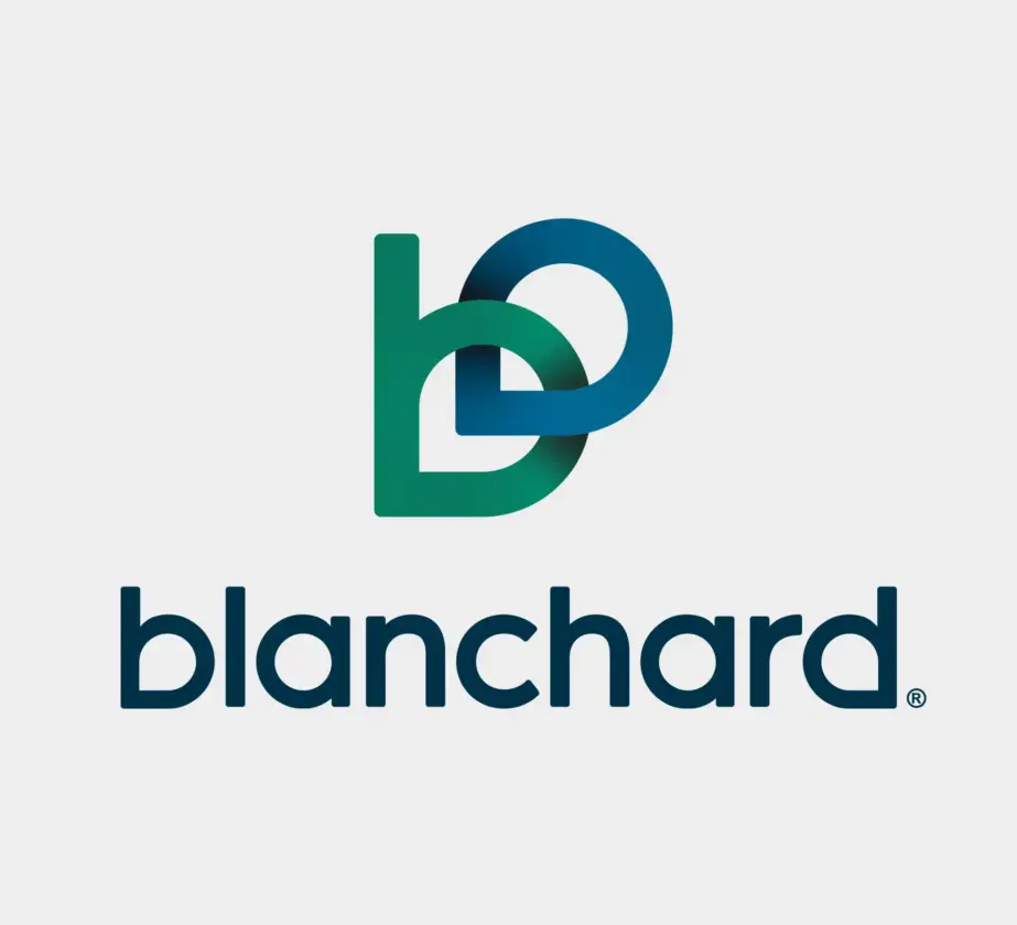 Das Blanchard-Logo zeigt ein stilisiertes kleines „b“ und „d“, die in Grün und Blau ineinander verschlungen sind, über dem Wort „Blanchard“ in fetten, dunkelblauen Kleinbuchstaben auf hellem Hintergrund.