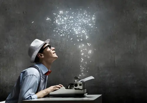 Eine Person mit Hut und Brille sitzt an einer Schreibmaschine und schaut nach oben, während Buchstaben und Symbole nach oben schweben und verkörpert, wie kreative Ideen und erfolgreiche Weiterbildung gemeinsam eine inspirierende Atmosphäre schaffen.