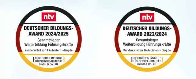 Auf zwei runden Award-Plaketten von n-tv steht „DEUTSCHER BILDUNGS-AWARD“ für die Jahre 2024/2025 und 2023/2024. Damit werden laut Kundenmeinung Top-Anbieter in der Führungskräfteentwicklung ausgezeichnet.