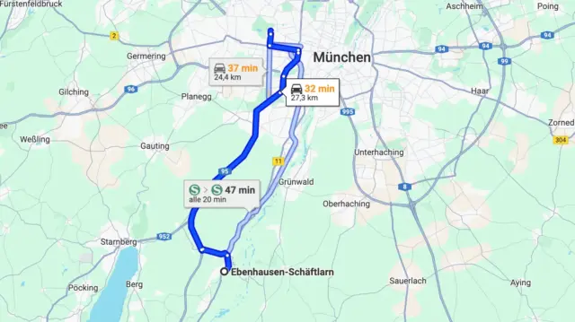 Eine Karte zeigt drei Routen von München nach Ebenhausen-Schäftlarn: mit dem Auto in 32 und 37 Minuten sowie mit der Bahn in 47 Minuten. Routen und Fahrzeiten sind blau hervorgehoben, Orte und Straßen beschriftet.