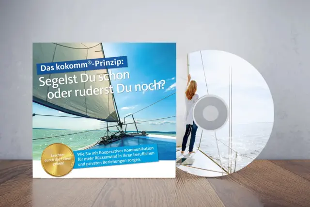 Eine CD-Hülle mit CD-Schallplatte, auf der eine Frau auf einem Segelboot steht und aufs Meer blickt. Der Covertext lautet: „Das kokonm-Prinzip: Segelst Du schon oder ruderst Du noch?“ mit zusätzlichem Text darunter.