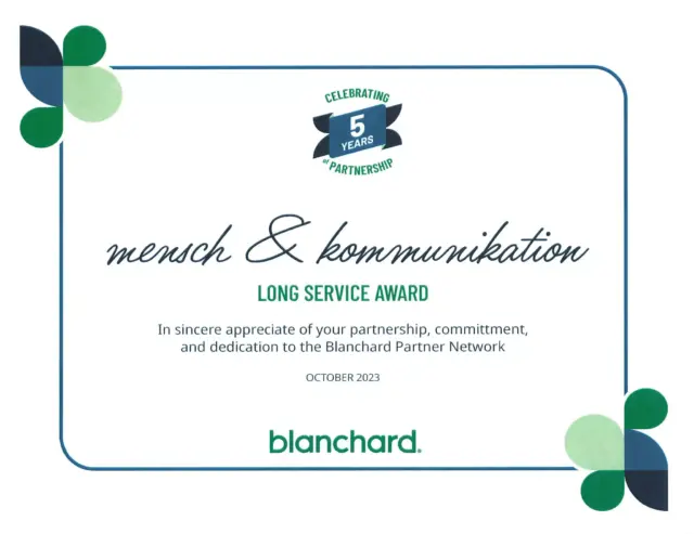 Urkunde mit blau-grünem Kleeblatt-Design und dem Vermerk „5 Jahre Partnerschaft“. Überreicht an „mensch & kommunikation“ für das Engagement im Blanchard Partner Network, datiert Oktober 2023. Ein stolzer Meilenstein innerhalb der Blanchard-Familie.
