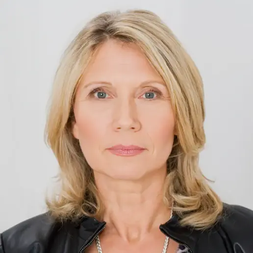 Ulrike Regenscheidt, Trainerin für Selbstmanagement, ist eine mittelalte Frau mit blonden Haaren und blauen Augen, die in schwarzer Jacke direkt in die Kamera blickt – vor einem schlichten hellen Hintergrund.