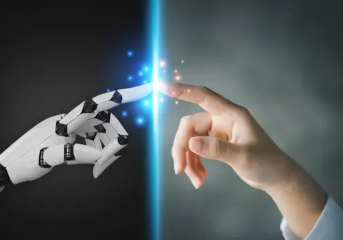 Eine menschliche Hand und eine Roboterhand greifen aufeinander zu, die Finger berühren sich fast, getrennt durch eine leuchtend blaue Linie, die die Verbindung zwischen Technologie und Menschlichkeit symbolisiert.