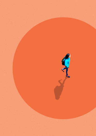 Eine Person in einer blauen Jacke und mit einem Rucksack geht über einen großen orangefarbenen Kreis auf einem pfirsichfarbenen Hintergrund und wirft dabei einen Schatten hinter sich.