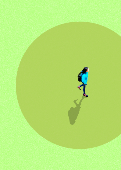 Eine Person in einer blauen Jacke und mit einem Rucksack geht allein über eine große grüne, kreisförmige Fläche und wirft dabei einen Schatten vor einem hellgrünen Hintergrund.