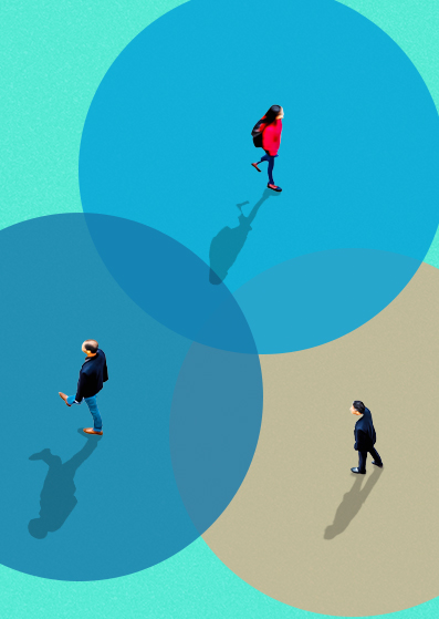 Drei Personen gehen getrennt in unterschiedliche Richtungen auf einem farblich blockierten Hintergrund mit überlappenden blauen Kreisen, wobei jeder Kreis einen eigenen Schatten wirft. Die Anordnung suggeriert Themen wie Distanz und Verbundenheit.