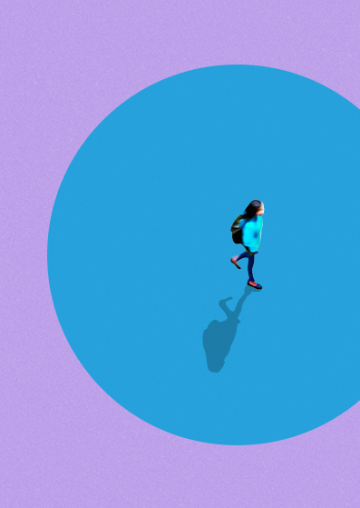 Eine Person läuft in einem großen blauen Kreis auf violettem Hintergrund und wirft dabei einen Schatten. Die Szene ist minimalistisch: Die Person trägt ein hellblaues Oberteil, eine dunkle Hose und einen Rucksack.
