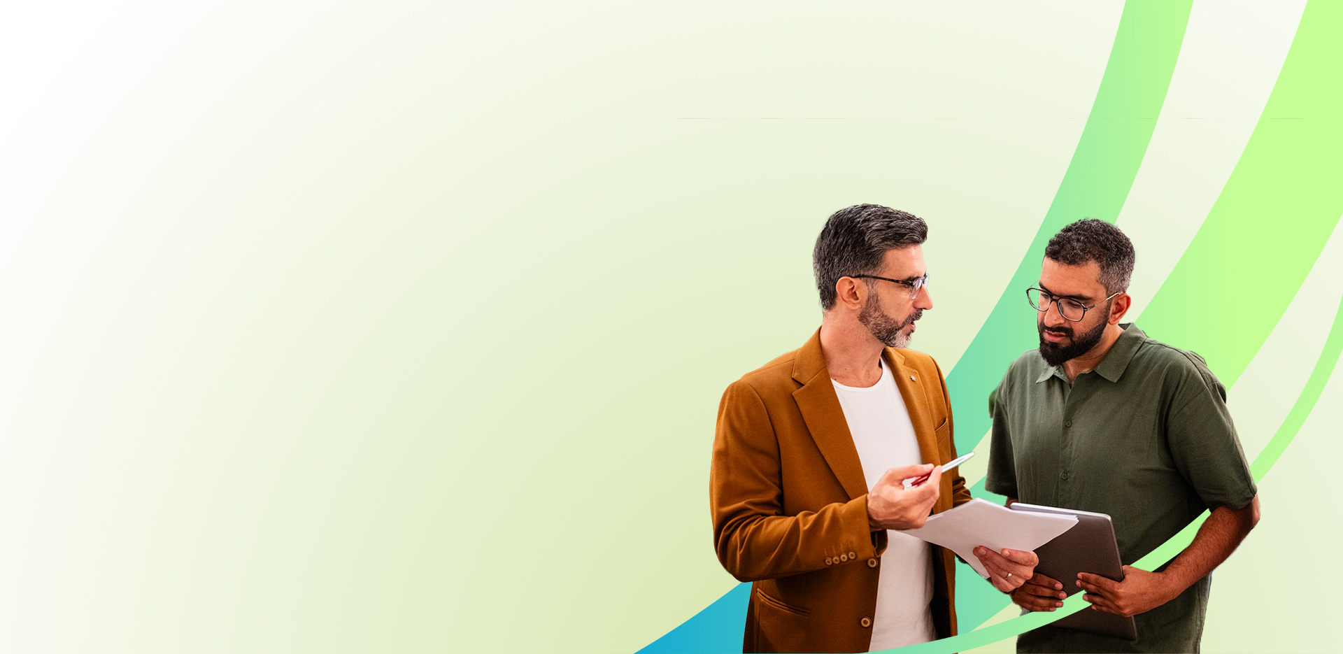 Zwei Männer stehen da und diskutieren Papiere, einer trägt eine braune Jacke und Brille, der andere ein grünes Poloshirt, mit hellem Hintergrund und geschwungenen grünen und blauen Linien – perfekt zur Illustration einer Konfliktmanagement-Seminarszene.