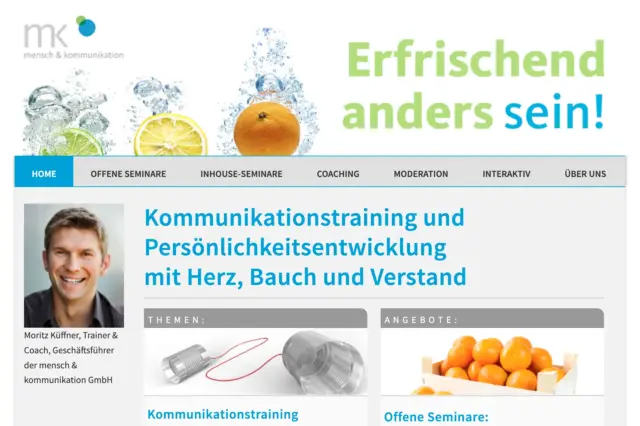 Startseite der Website mit dem Slogan „Erfrischend anders sein!“ in grüner Schrift, Zitrusfrüchten und Wasserspritzern sowie Rubriken für Seminare. Links über den beruflichen Angaben ist ein Männerporträt zu sehen.