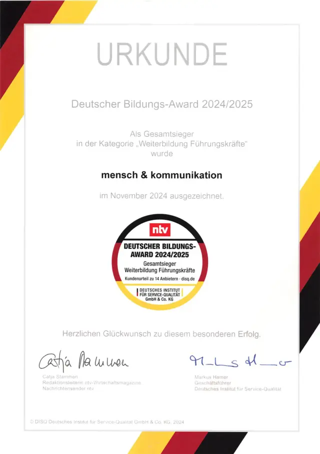 Urkunde zum Deutschen Bildungs-Award 2024/2025, verliehen an mensch & kommunikation als Gesamtsieger in der Kategorie Weiterbildung Führungskräfte, mit Unterschriften und dem offiziellen Siegel des Deutschen Bildungs-Awards.