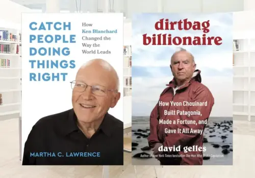 Zwei in einer Bibliothek ausgestellte Buchumschläge. Das linke Cover, Catch People Doing Things Right von Martha C. Lawrence, zeigt einen lächelnden älteren Mann, und das rechte, Dirtbag Billionaire von David Gelles - perfekt für alle, die Führung mit Haltung lernen wollen.