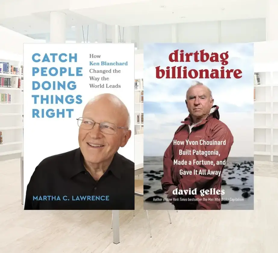 Zwei in einer Bibliothek ausgestellte Buchumschläge. Das linke Cover, Catch People Doing Things Right von Martha C. Lawrence, zeigt einen lächelnden älteren Mann, und das rechte, Dirtbag Billionaire von David Gelles - perfekt für alle, die Führung mit Haltung lernen wollen.